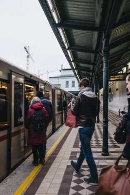 Vienna, Avusturya - 25 Kasım 2018: Viyana'da açık Schonbrunn istasyonunda metro tren yatılı insanlar. Viyana toplu taşıma, Wiener Linien, beş metro hattı çalışır.