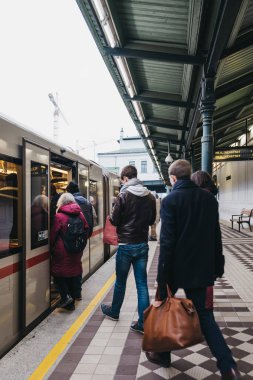 Vienna, Avusturya - 25 Kasım 2018: Viyana'da açık Schonbrunn istasyonunda metro tren yatılı insanlar. Viyana toplu taşıma, Wiener Linien, beş metro hattı çalışır.