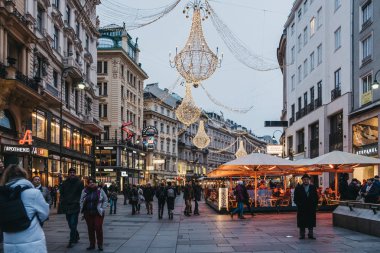 Vienna, Avusturya - 24 Kasım 2018: Noel ışıkları altında Graben, Vienna, Viyana'nın birinci bölgesinde alışveriş, gezi ve Mimarlık için en ünlü caddelerinden biri üzerinde yürüyen insanlar.