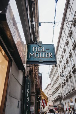 Viyana, Avusturya - 24 Kasım 2018: Figlmuller Viyana Wollzeile Restoran işareti. 1905 yılında açıldı, genellikle için şnitzel ev anılır.
