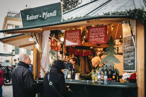 Vienna, Avusturya - 25 Kasım 2018: Noel ve yeni yıl Market Schonbrunn Palace, Avusturya'da en önemli mimari anıtları adlı içecekler satın insanlar.