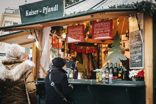 Vienna, Avusturya - 25 Kasım 2018: Noel ve yeni yıl Market Schonbrunn Palace, Avusturya'da en önemli mimari anıtları adlı içecekler satın insanlar.