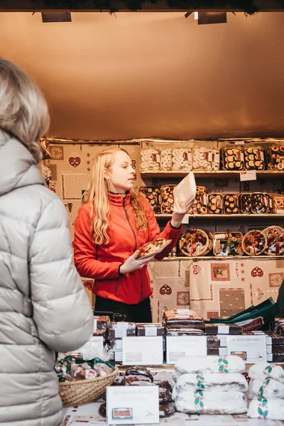 Viena Áustria Novembro 2018 Pessoas Comprando Doces Estande Comida Dentro — Fotografia de Stock