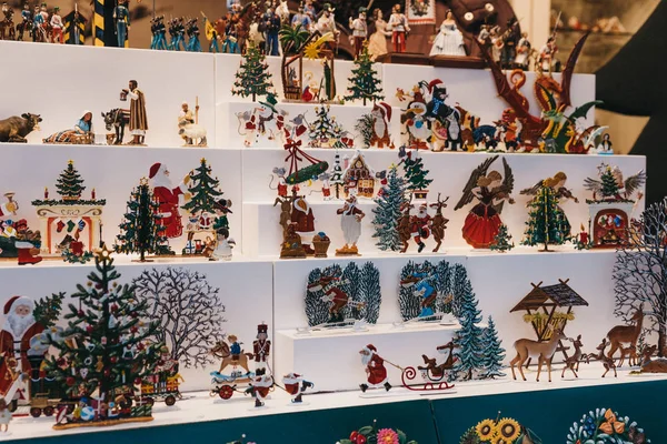 Verschiedene Weihnachtsdekorationen Zum Verkauf Auf Einem Europäischen Weihnachtsmarkt — Stockfoto