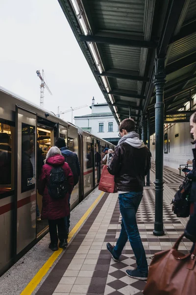 奥地利维也纳 2018年11月25日 人们在维也纳的 Schonbrunn 露车站下车 维也纳公共交通维也纳市线运营5条地下线路 — 图库照片