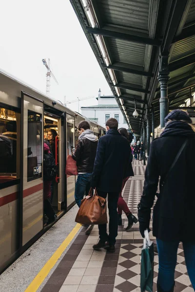 Βιέννη Αυστρία Νοεμβρίου 2018 Άνθρωποι Επιβίβαση Στο Υπόγειο Τρένο Στο — Φωτογραφία Αρχείου