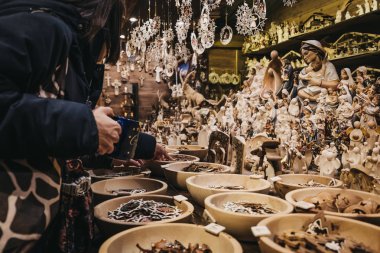 Vienna, Avusturya - 24 Kasım 2018: İnsanlar Noel dekor Noel dünya Rathausplatz üzerinde geleneksel Noel Pazar Viyana'da gıda, içki ve el sanatları sunan 150'den fazla kabinleri ile tarama.