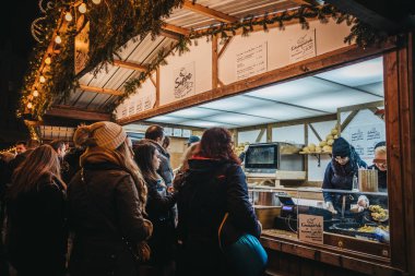 Vienna, Avusturya - 24 Kasım 2018: İnsanlara Noel dünya Rathausplatz üzerinde geleneksel Noel Pazar Viyana'da bir gıda stand ile 150'den fazla kabinleri sunan gıda, içecekler, tatlılar ve el sanatları.