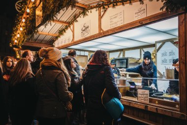 Vienna, Avusturya - 24 Kasım 2018: İnsanlara Noel dünya Rathausplatz üzerinde geleneksel Noel Pazar Viyana'da bir gıda stand ile 150'den fazla kabinleri sunan gıda, içecekler, tatlılar ve el sanatları.