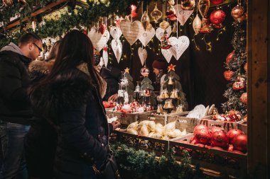 Vienna, Avusturya - 24 Kasım 2018: İnsanlar Noel dekor Noel dünya Rathausplatz üzerinde geleneksel Noel Pazar Viyana'da gıda, içki ve el sanatları sunan 150'den fazla kabinleri ile tarama.