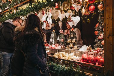 Vienna, Avusturya - 24 Kasım 2018: İnsanlar Noel dekor Noel dünya Rathausplatz üzerinde geleneksel Noel Pazar Viyana'da gıda, içki ve el sanatları sunan 150'den fazla kabinleri ile tarama.
