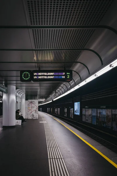 奥地利维也纳 2018年11月25日 在维也纳 Schwedenplatz 站的站台上等待火车的妇女 维也纳公共交通维也纳市线运营5条地下线路 — 图库照片