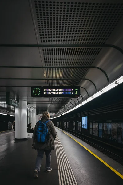 Viena Áustria Novembro 2018 Vista Traseira Homem Caminhando Longo Plataforma — Fotografia de Stock