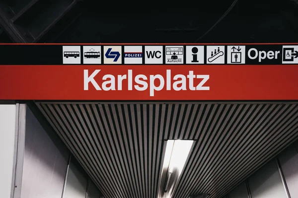 Wien Österreich November 2018 Bahnhofsschild Und Wegbeschreibung Bahnhof Karlsplatz Wien — Stockfoto