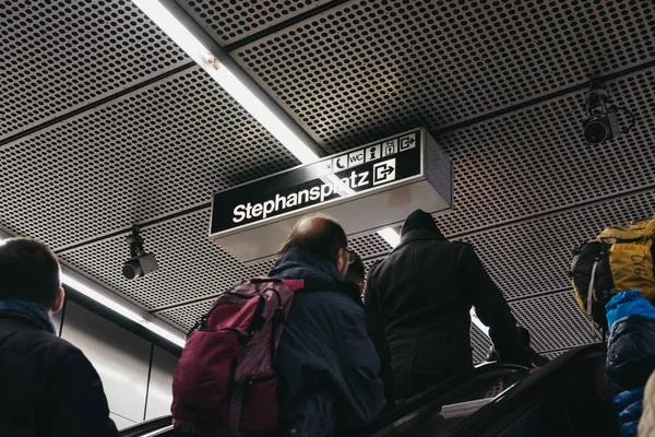 Vienna Austria November 2018 People Escalator Directional Sign Stephansplatz Station — Stock Photo, Image