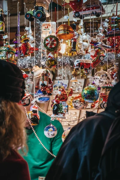 Vista Traseira Pessoas Não Identificadas Navegando Decorações Natal Christmas World — Fotografia de Stock