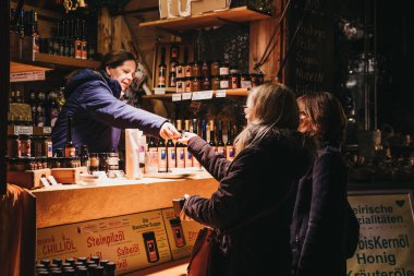 Viyana, Avusturya - 24 Kasım 2018: Satın kadın yağ ve reçel Noel dünya Rathausplatz üzerinde geleneksel Noel Pazar Viyana'da gıda, içki ve el sanatları sunan 150'den fazla kabinleri ile.