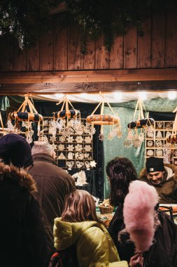 Vienna, Avusturya - 24 Kasım 2018: İnsanlar Noel dekor Noel dünya Rathausplatz üzerinde geleneksel Noel Pazar Viyana'da gıda, içki ve el sanatları sunan 150'den fazla kabinleri ile tarama.
