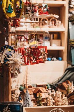 Vienna, Avusturya - 25 Kasım 2018: Noel süslemeleri Noel dünya Rathausplatz üzerinde geleneksel Noel Pazar Viyana'da satış ile 150'den fazla kabinleri sunan gıda, içki ve el sanatları.