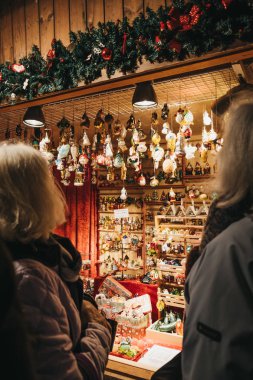 Vienna, Avusturya - 24 Kasım 2018: İnsanlar Noel dekor Noel dünya Rathausplatz üzerinde geleneksel Noel Pazar Viyana'da gıda, içki ve el sanatları sunan 150'den fazla kabinleri ile tarama.