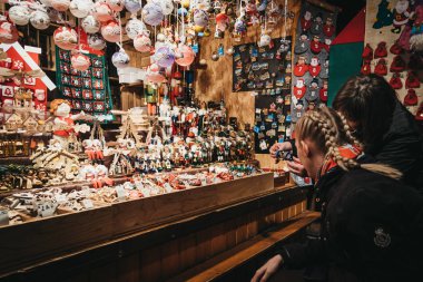 Vienna, Avusturya - 24 Kasım 2018: İnsanlar Noel dekor Noel dünya Rathausplatz üzerinde geleneksel Noel Pazar Viyana'da gıda, içki ve el sanatları sunan 150'den fazla kabinleri ile tarama.