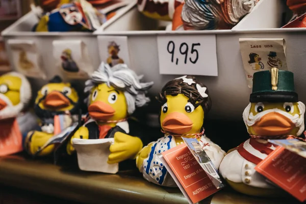奥地利维也纳 2018年11月24日 在维也纳出售各种著名的奥地利服装的黄色橡胶鸭玩具 橡胶鸭是一种在世界各地流行的玩具 — 图库照片
