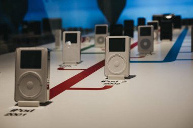 Prague, Çek Cumhuriyeti - 28 Ağustos 2018: aralığı iPod'lar içinde Apple Müzesi Prag, Apple ürünleri dünya çapında en büyük özel koleksiyonu.
