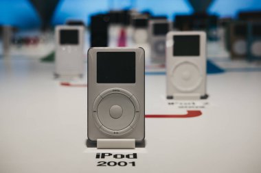 Prague, Çek Cumhuriyeti - 28 Ağustos 2018: aralığı iPod'lar içinde Apple Müzesi Prag, Apple ürünleri dünya çapında en büyük özel koleksiyonu.