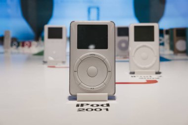 Prague, Çek Cumhuriyeti - 28 Ağustos 2018: aralığı iPod'lar içinde Apple Müzesi Prag, Apple ürünleri dünya çapında en büyük özel koleksiyonu.