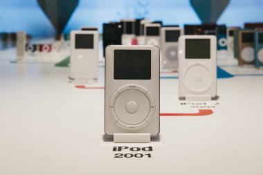 Prague, Çek Cumhuriyeti - 28 Ağustos 2018: aralığı iPod'lar içinde Apple Müzesi Prag, Apple ürünleri dünya çapında en büyük özel koleksiyonu.