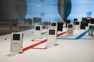 Prague, Çek Cumhuriyeti - 28 Ağustos 2018: aralığı iPod'lar içinde Apple Müzesi Prag, Apple ürünleri dünya çapında en büyük özel koleksiyonu.