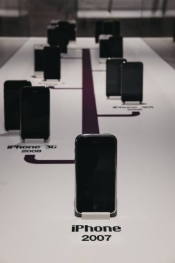 Prague, Çek Cumhuriyeti - 28 Ağustos 2018: aralığı iPhone'lar içinde Apple Müzesi Prag, Apple ürünleri dünya çapında en büyük özel koleksiyonu sergileniyor.