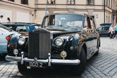 Prague, Çek Cumhuriyeti - 28 Ağustos 2018: eski siyah Rolls Royce araba Prag'da bir sokakta. Rolls-Royce 1904 yılında Charles rulo ve Henry Royce, Bmw grup Şimdi bölüm tarafından kurulan İngiliz lüks arabası