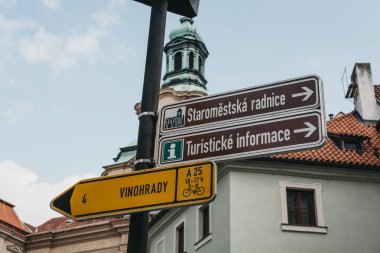 Prag, Çek Cumhuriyeti - 28 Ağustos 2018: Turizm merkezi ve tarihi kent Prag, Avrupa'nın popüler şehir ara hedef yönlü işaretler.