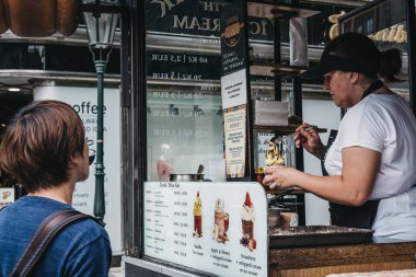Prague, Çek Cumhuriyeti - 23 Ağustos 2018: Trdelnik satın turist, tatlı bir pasta bu yerli halk ve turistler arasında popüler olduğunu ve çoğunlukla Çek Cumhuriyeti'nde birçok Avrupa ülkesinde satılan.