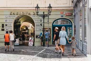 Prague, Çek Cumhuriyeti - 23 Ağustos 2018: insanlar Old Town Prag, en eski ve en güzel ilçe Prag, Çek Cumhuriyeti.