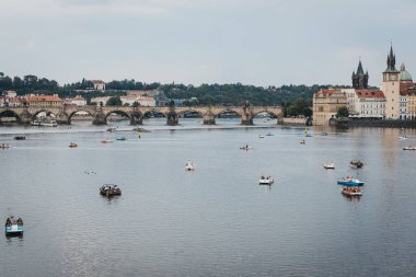 Prague, Çek Cumhuriyeti - 23 Ağustos 2018: panoramik Vltava Nehri Prag, Charles Köprüsü ve arka plan üzerinde kürek teknelerin. Vltava Çek Cumhuriyeti içinde en uzun nehridir.