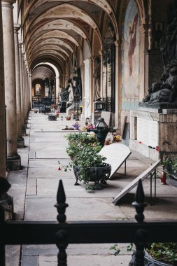 Prague, Çek Cumhuriyeti - 26 Ağustos 2018: Vysehrad mezarlığı Basilica of St. Peter ve St. Paul. Vysehrad mezarlıktır birçok ünlü besteciler, sanatçılar ve politikacılar son ebedi istirahat yeri.