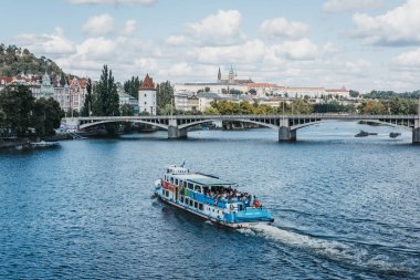 Prague, Çek Cumhuriyeti - 23 Ağustos 2018: tur tekne Prag, Prag Kalesi ve arka plan üzerinde Vltava Nehri üzerinde. Vltava Çek Cumhuriyeti içinde en uzun nehridir.