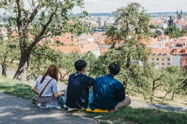 Prague, Çek Cumhuriyeti - 26 Ağustos 2018: Prag Petrin Hill, eski bir Kral Charles üzüm bağları ve turistler ve yerliler için popüler bir yer manzarayı insanlar.