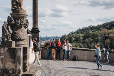 Prague, Çek Cumhuriyeti - 26 Ağustos 2018: selfies görüntüleme platformu yakınındaki Prag Kalesi, kale, Prag'da karmaşık alarak turistler böyle Çek Cumhuriyeti Başkanı'nın resmi bir ofis