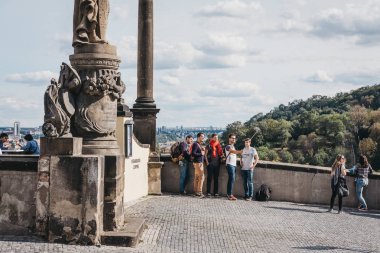Prague, Çek Cumhuriyeti - 26 Ağustos 2018: selfies görüntüleme platformu yakınındaki Prag Kalesi, kale, Prag'da karmaşık alarak turistler böyle Çek Cumhuriyeti Başkanı'nın resmi bir ofis