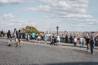 Prague, Çek Cumhuriyeti - 26 Ağustos 2018: Prague Castle, Prag, Çek Cumhuriyeti Başkanı'nın resmi bir ofis karmaşık bir kale yakınındaki bir görüntüleme platformu üzerinde yürüyen insanlar.