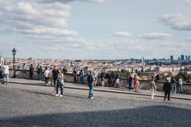 Prague, Çek Cumhuriyeti - 26 Ağustos 2018: Prague Castle, Prag, Çek Cumhuriyeti Başkanı'nın resmi bir ofis karmaşık bir kale yakınındaki bir görüntüleme platformu üzerinde yürüyen insanlar.