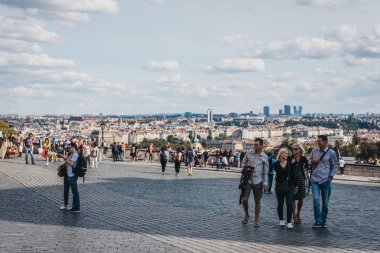 Prague, Çek Cumhuriyeti - 26 Ağustos 2018: Prague Castle, Prag, Çek Cumhuriyeti Başkanı'nın resmi bir ofis karmaşık bir kale yakınındaki bir görüntüleme platformu üzerinde yürüyen insanlar.