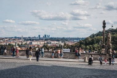 Prague, Çek Cumhuriyeti - 26 Ağustos 2018: Prague Castle, Prag, Çek Cumhuriyeti Başkanı'nın resmi bir ofis karmaşık bir kale yakınındaki bir görüntüleme platformu üzerinde yürüyen insanlar.