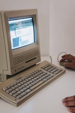 Prague, Çek Cumhuriyeti - 28 Ağustos 2018: Macintosh Se30 bilgisayar Apple Müzesi Prag, Apple ürünleri dünya çapında en büyük özel koleksiyonu içinde ekranda.