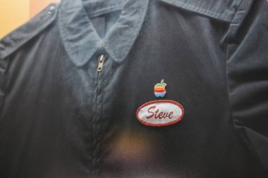 Prague, Çek Cumhuriyeti - 28 Ağustos 2018: Steve Jobs eski Apple Tekdüzen Tulum içinde Apple Müzesi Prag, Apple ürünleri dünya çapında en büyük özel koleksiyonu sergileniyor.
