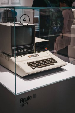 Prague, Çek Cumhuriyeti - 28 Ağustos 2018: Macintosh Apple II bilgisayar Apple Müzesi Prag, Apple ürünleri dünya çapında en büyük özel koleksiyonu içinde ekranda.