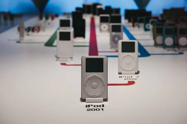 Prague, Çek Cumhuriyeti - 28 Ağustos 2018: aralığı iPod'lar içinde Apple Müzesi Prag, Apple ürünleri dünya çapında en büyük özel koleksiyonu.